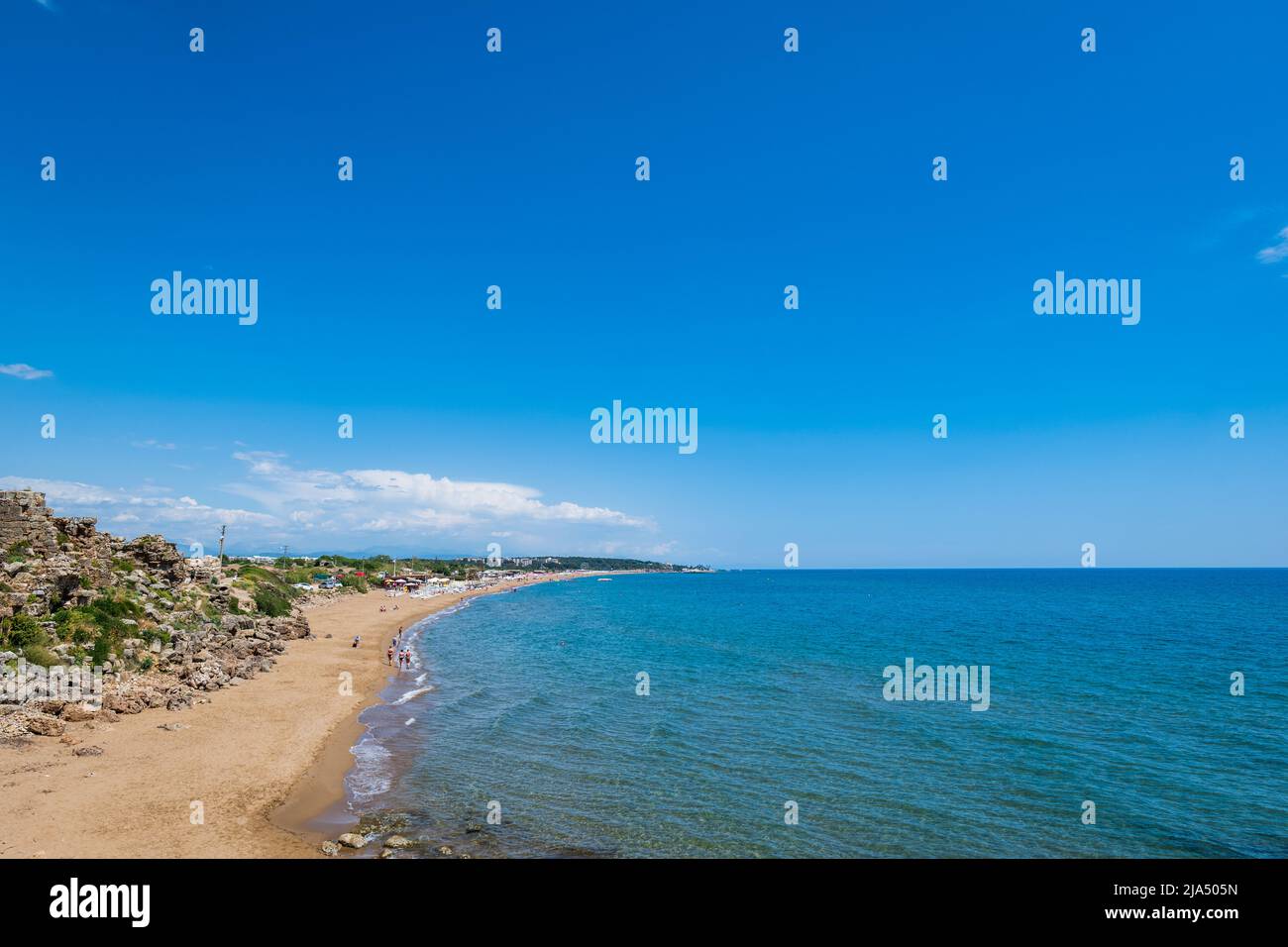 Vista laterale sulla spiaggia. Side è una popolare località turistica vicino ad Antalya, Turchia, sul mare Mediterraneo. Foto Stock