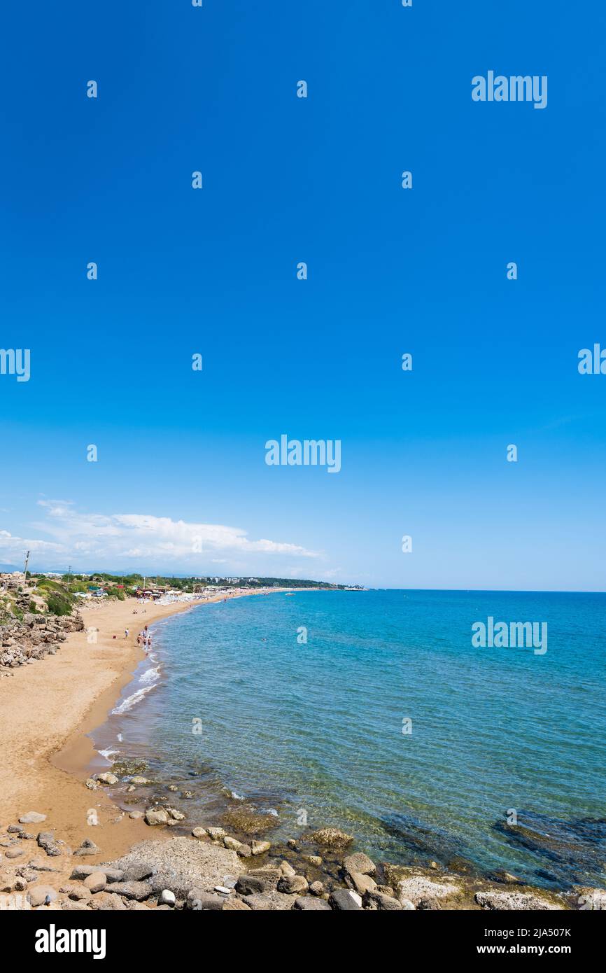 Vista laterale sulla spiaggia. Side è una popolare località turistica vicino ad Antalya, Turchia, sul mare Mediterraneo. Foto Stock