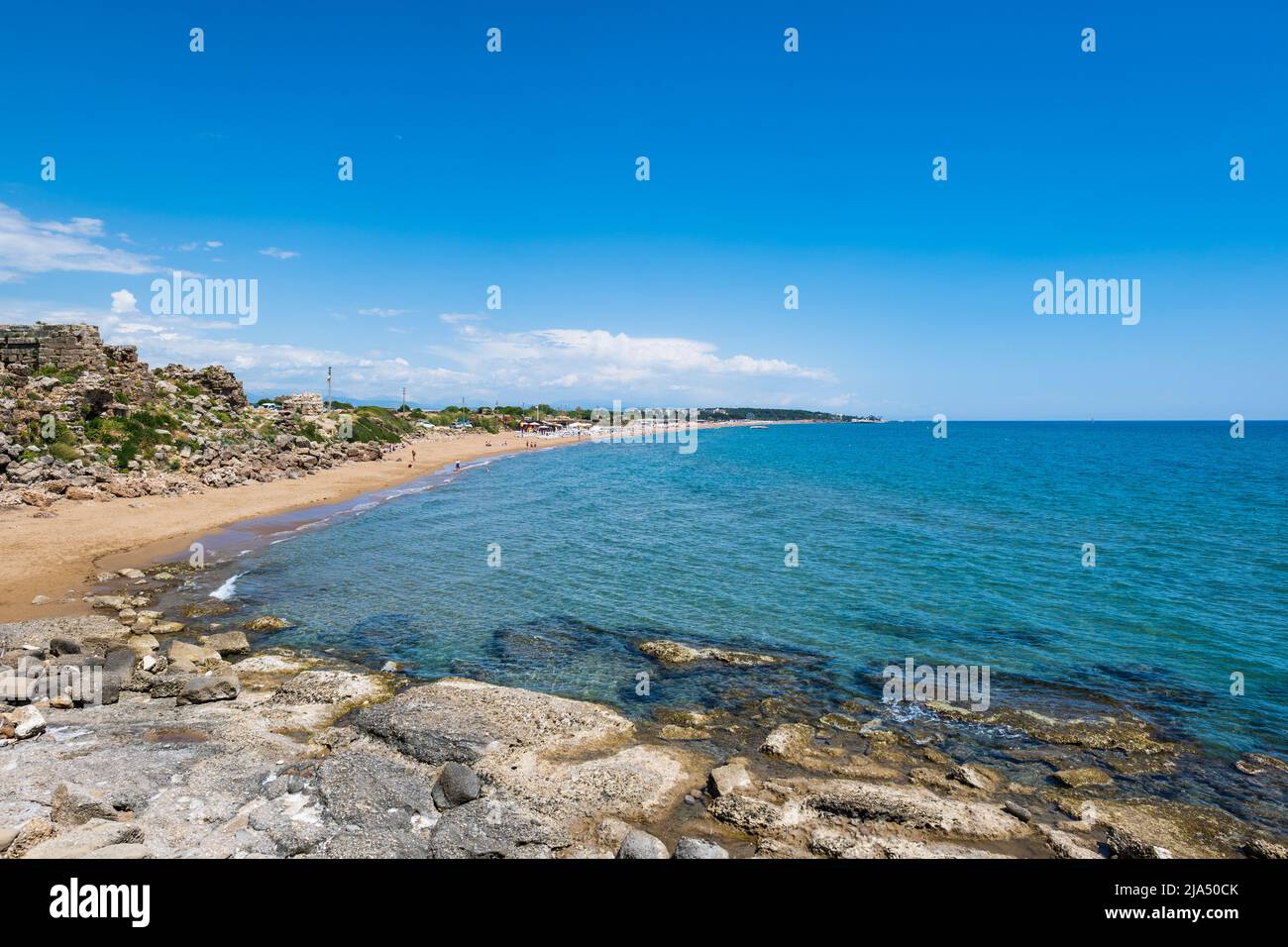 Vista laterale sulla spiaggia. Side è una popolare località turistica vicino ad Antalya, Turchia, sul mare Mediterraneo. Foto Stock