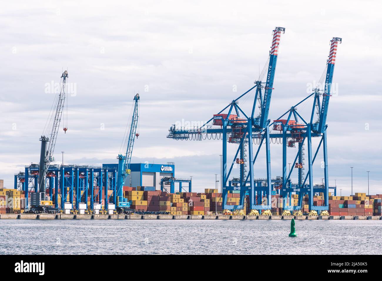 Gru e container al porto di Klaipeda, porto marittimo situato a Klaipeda, Lituania, Mar Baltico. L'Ucraina considera le esportazioni di cereali attraverso la Lituania Foto Stock