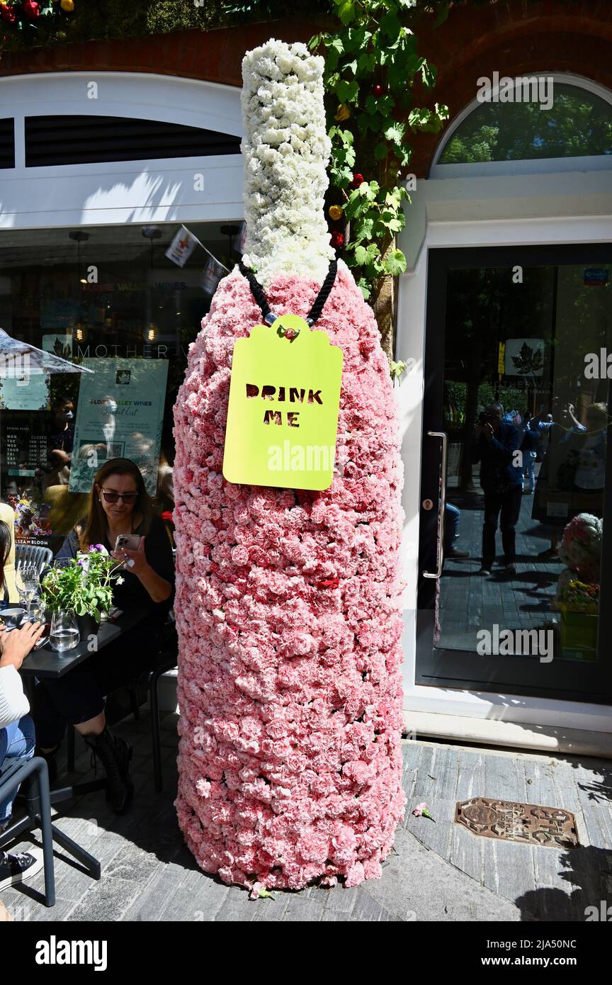 Londra, Regno Unito. 27th maggio 2022. Bottiglia di vino floreale con citazione 'Drink Me' di Alice nel paese delle meraviglie. Chelsea in Bloom, il prestigioso spettacolo annuale di arte floreale del Chelsea e il più grande festival gratuito di fiori di Londra. Dal 23 al 28th maggio. Il tema per il 2022 è stato British Icons. Credit: michael melia/Alamy Live News Foto Stock
