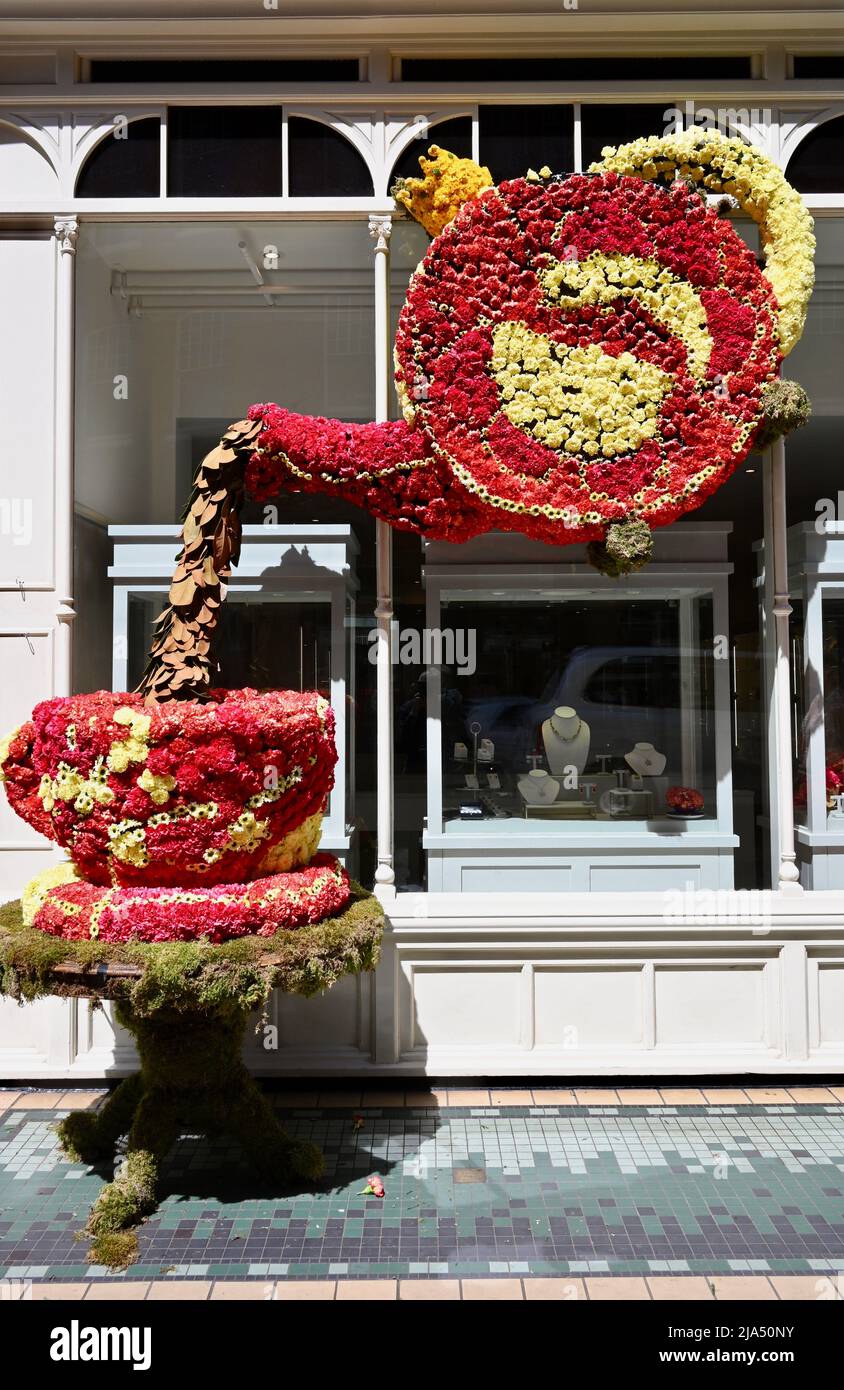 Londra, Regno Unito. 27th maggio 2022. Teiera floreale. Chelsea in Bloom, il prestigioso spettacolo annuale di arte floreale del Chelsea e il più grande festival gratuito di fiori di Londra. Dal 23 al 28th maggio. Il tema per il 2022 è stato British Icons. Credit: michael melia/Alamy Live News Foto Stock