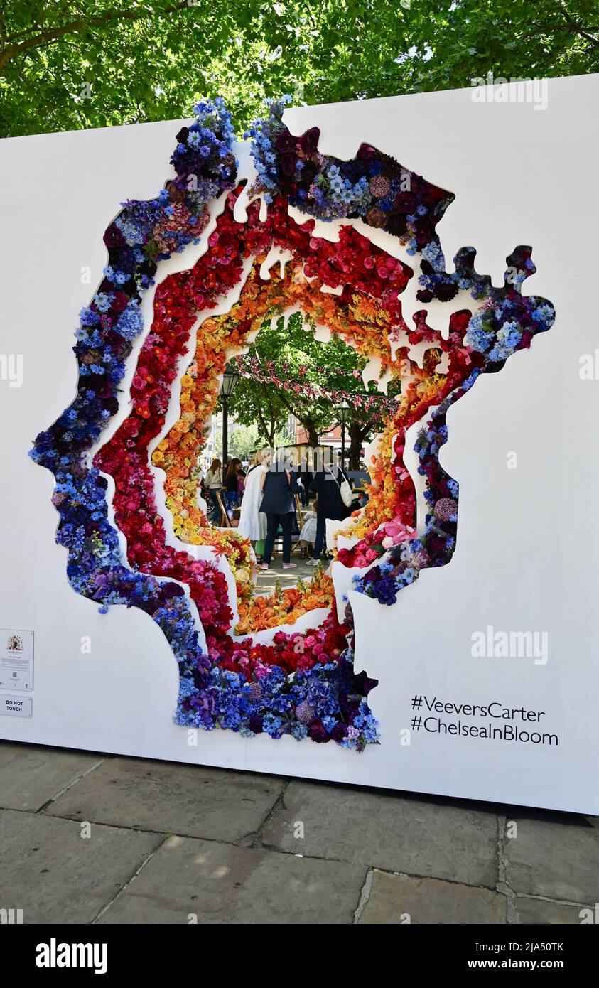 Londra, Regno Unito. 27th maggio 2022. La testa della regina. Chelsea in Bloom, il prestigioso spettacolo annuale di arte floreale del Chelsea e il più grande festival gratuito di fiori di Londra. Dal 23 al 28th maggio. Il tema per il 2022 è stato British Icons. Credit: michael melia/Alamy Live News Foto Stock