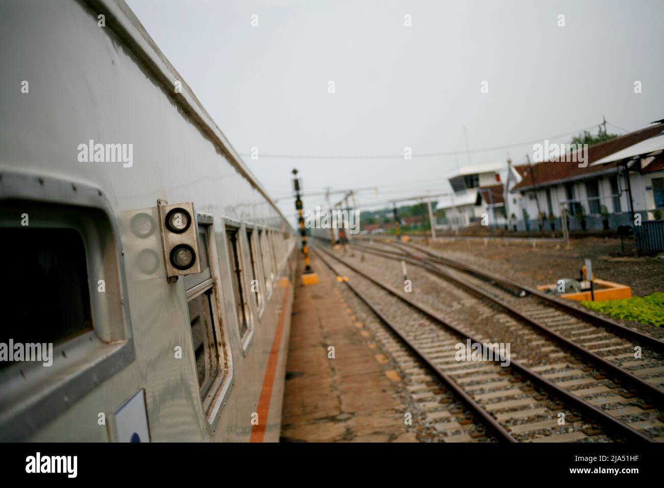 Il treno passanger si fermò alla stazione di Java Island, Indonesia. Foto Stock