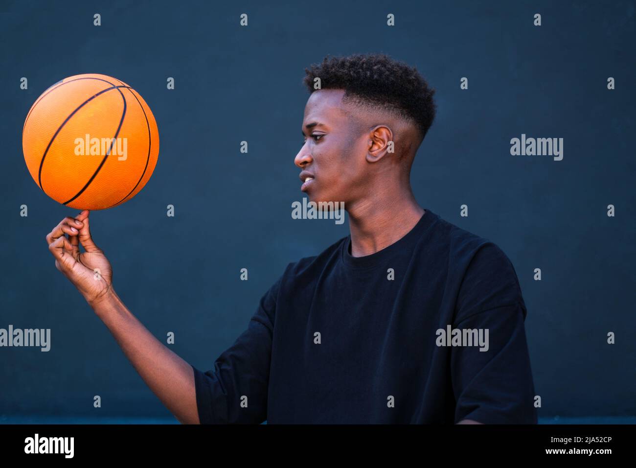 Giovane uomo che sviluppa le abilità con la sfera nelle sue mani Foto Stock