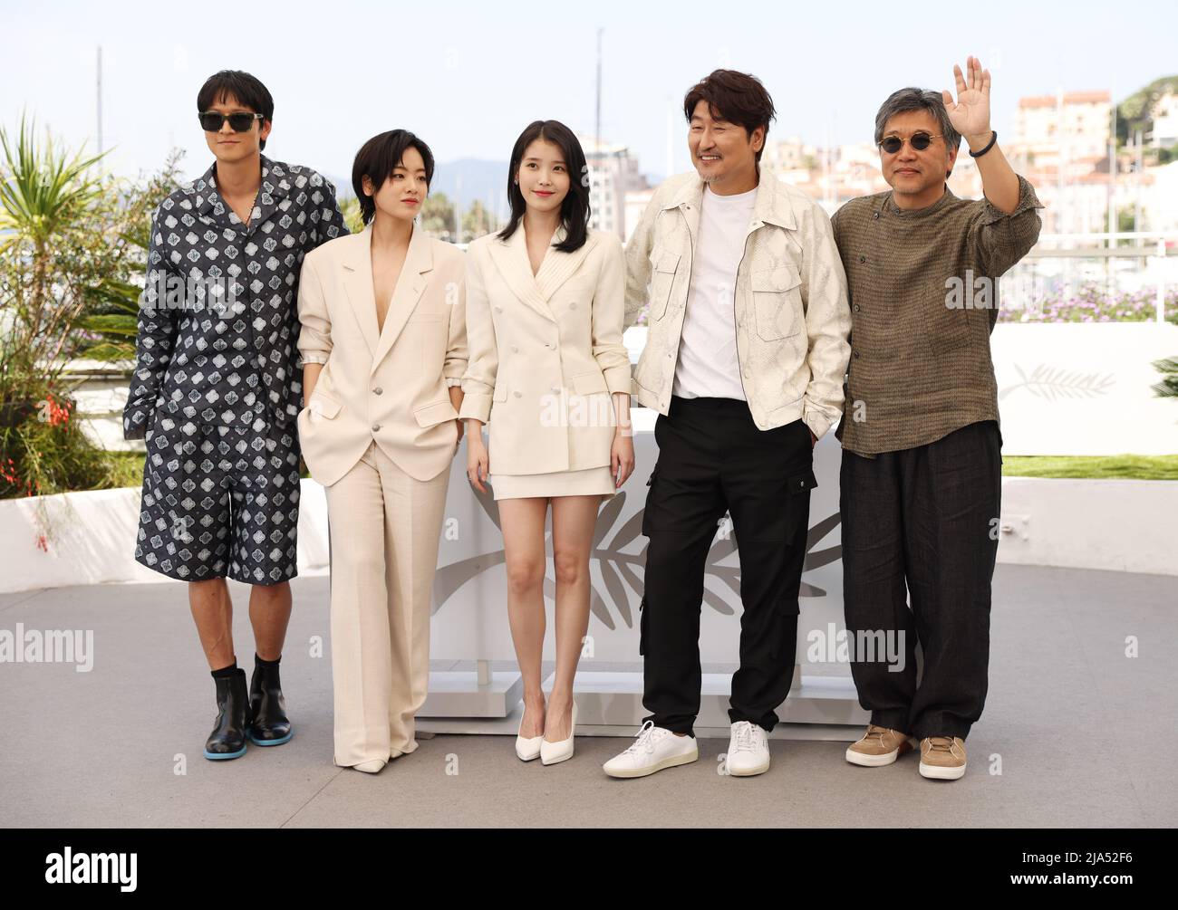 Cannes, Francia. 27th maggio 2022. (Da L a R) l'attore sudcoreano Gang Dong-won, le attrici sudcoreane Lee Joo-Young e Lee Ji-eun, l'attore sudcoreano Song Kang-ho e il regista giapponese Hirokazu Kore-EDA posa durante una fotocall per il film 'Broker (Les Bonnes Etoiles)" presentato al Concorso ufficiale in occasione dell'edizione 75th del Festival di Cannes a Cannes, Francia meridionale, il 27 maggio 2022. Credit: Gao Jing/Xinhua/Alamy Live News Foto Stock