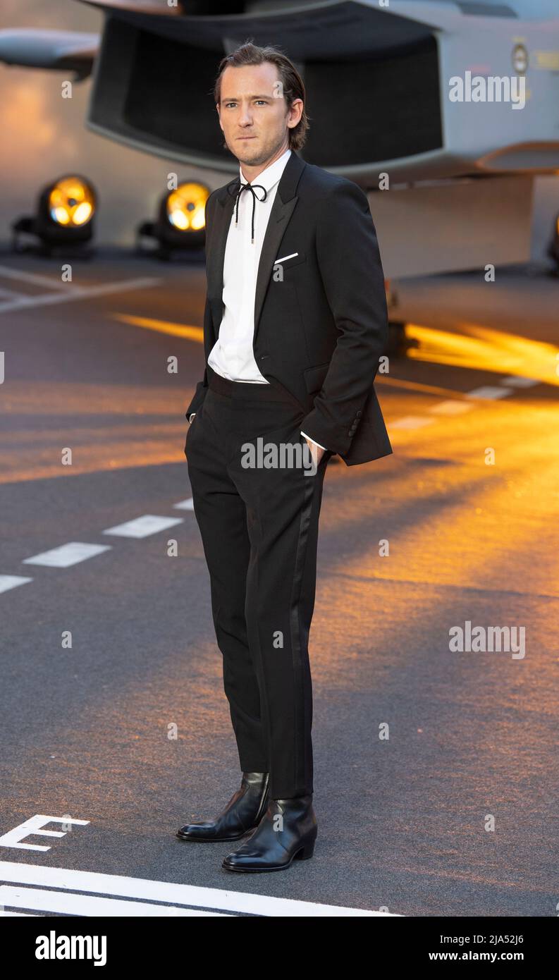 Lewis Pullman partecipa al "Top Gun: Maverick" Royal Film Performance a Leicester Square il 19 maggio 2022 a Londra, Inghilterra. Foto Stock