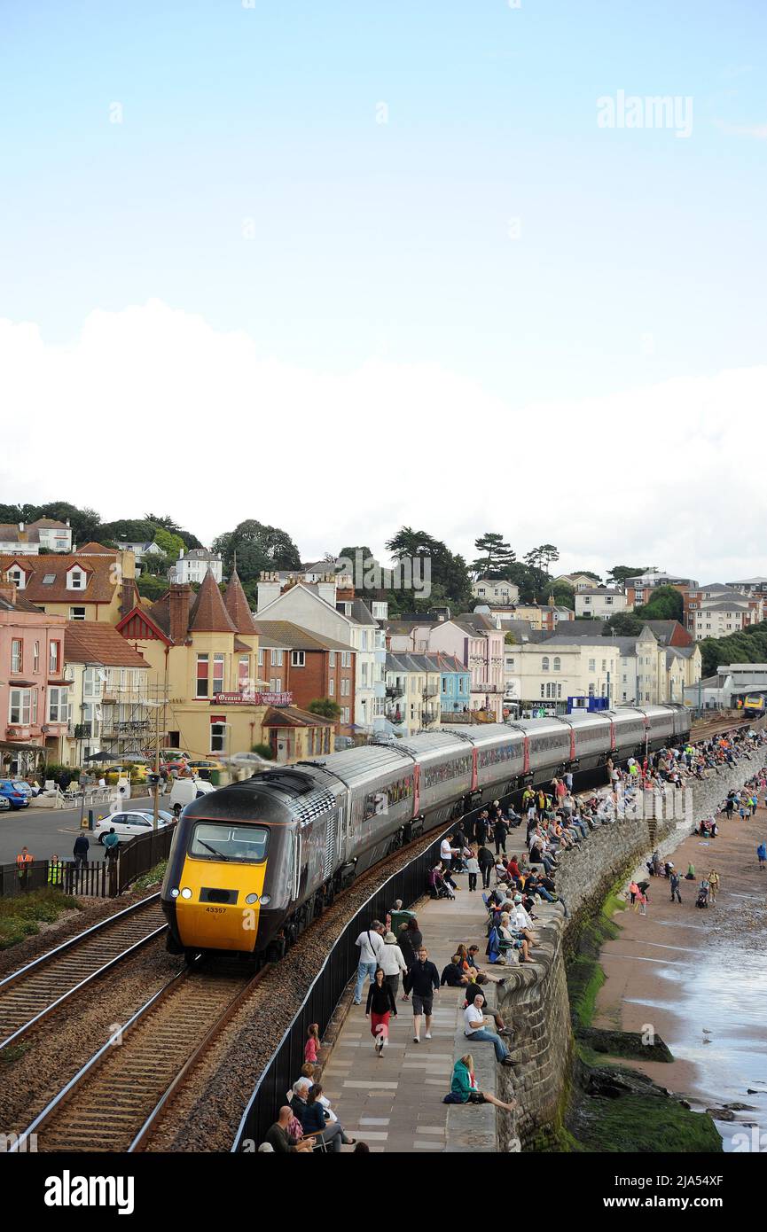 Cross Country H.S.T. con auto elettrica '43357' leader, si dirige a ovest da Dawlish. Foto Stock