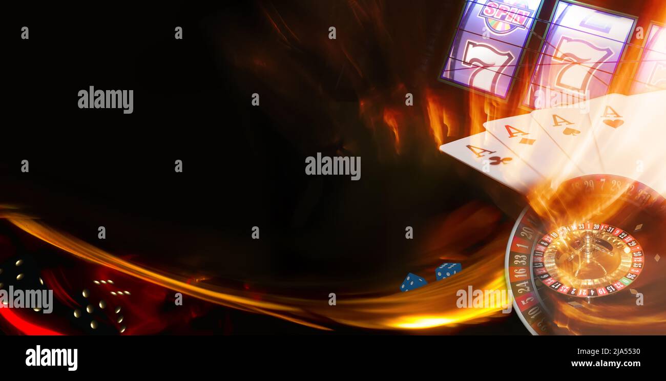 Sfondo creativo con campo di testo libero. Casinò online con carte da gioco, roulette, dadi e slot mashine. Concetto di gioco d'azzardo su Internet. Foto Stock
