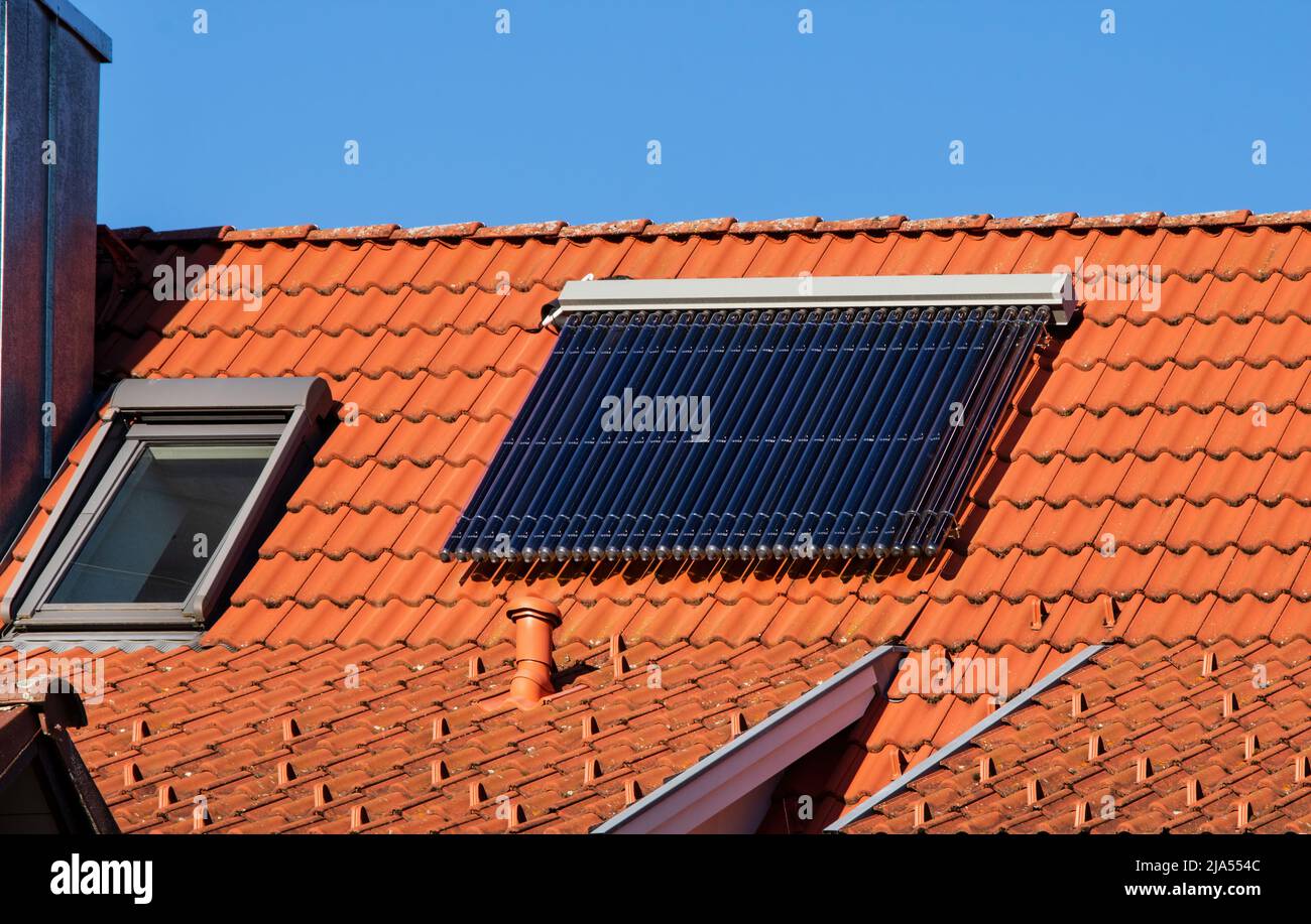 Riscaldamento del pannello di acqua solare su un tetto Foto Stock