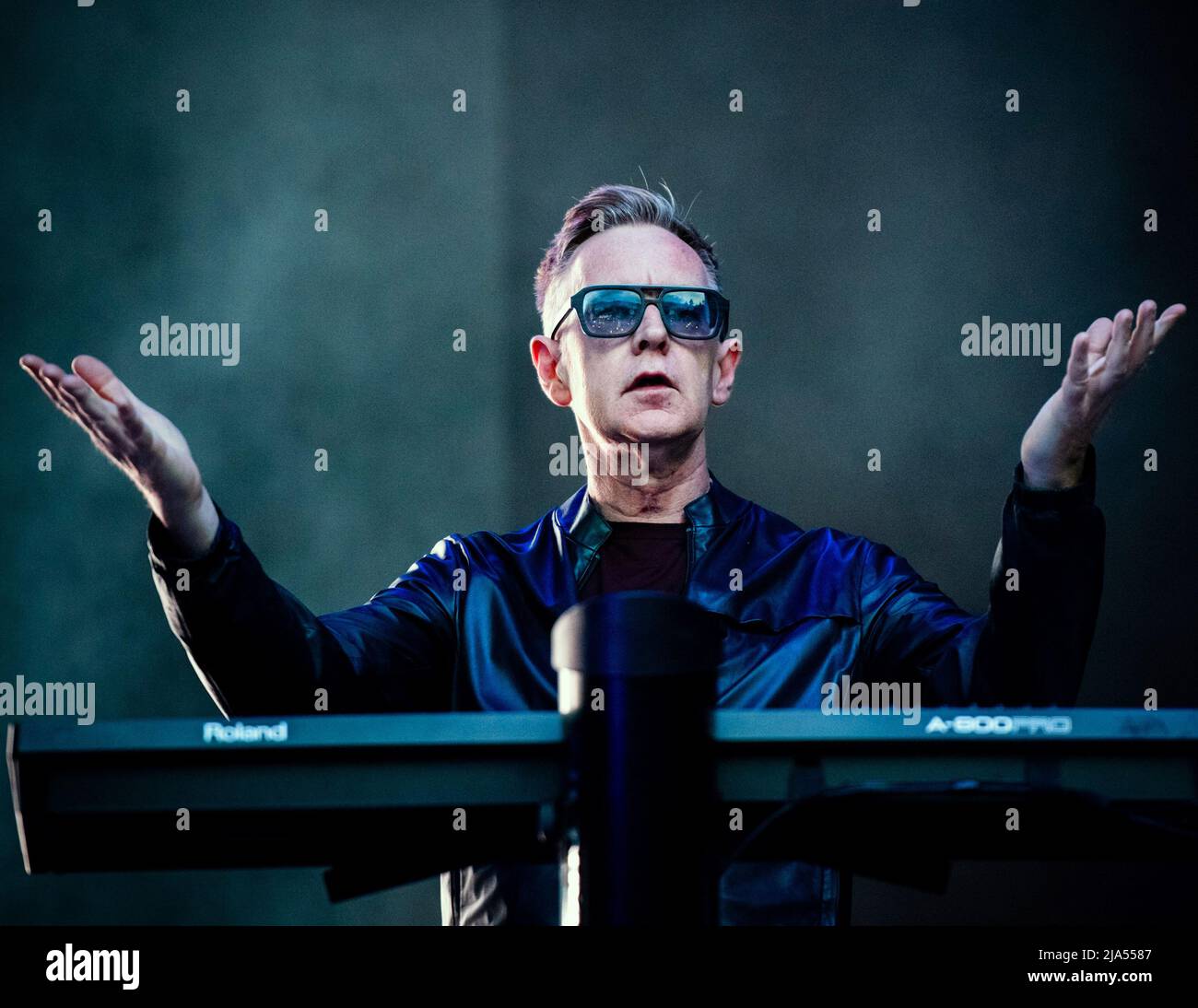 27 maggio 2022: Andy ''Fletch'' Fletcher, il tastierista senza pretese, bespectacled, con testa rossa, che per oltre 40 anni ha aggiunto i suoi synth suoni a colpi di Depeche Mode come ''Just Can'Just't get enough''' e ''Personal Jesus'' è morto all'età di 60 anni. FILE PHOTO SHOT ON: 2 luglio 2018, Barolo, Cuneo, Italia: ANDY FLETCHER e la rock band inglese Depeche Mode si esibiscono dal vivo sul palco al Collsioni Festival 2018, per il ''Global Spirit'' tour 2018. (Credit Image: © Alessandro Bosio/Pacific Press via ZUMA Wire) Foto Stock