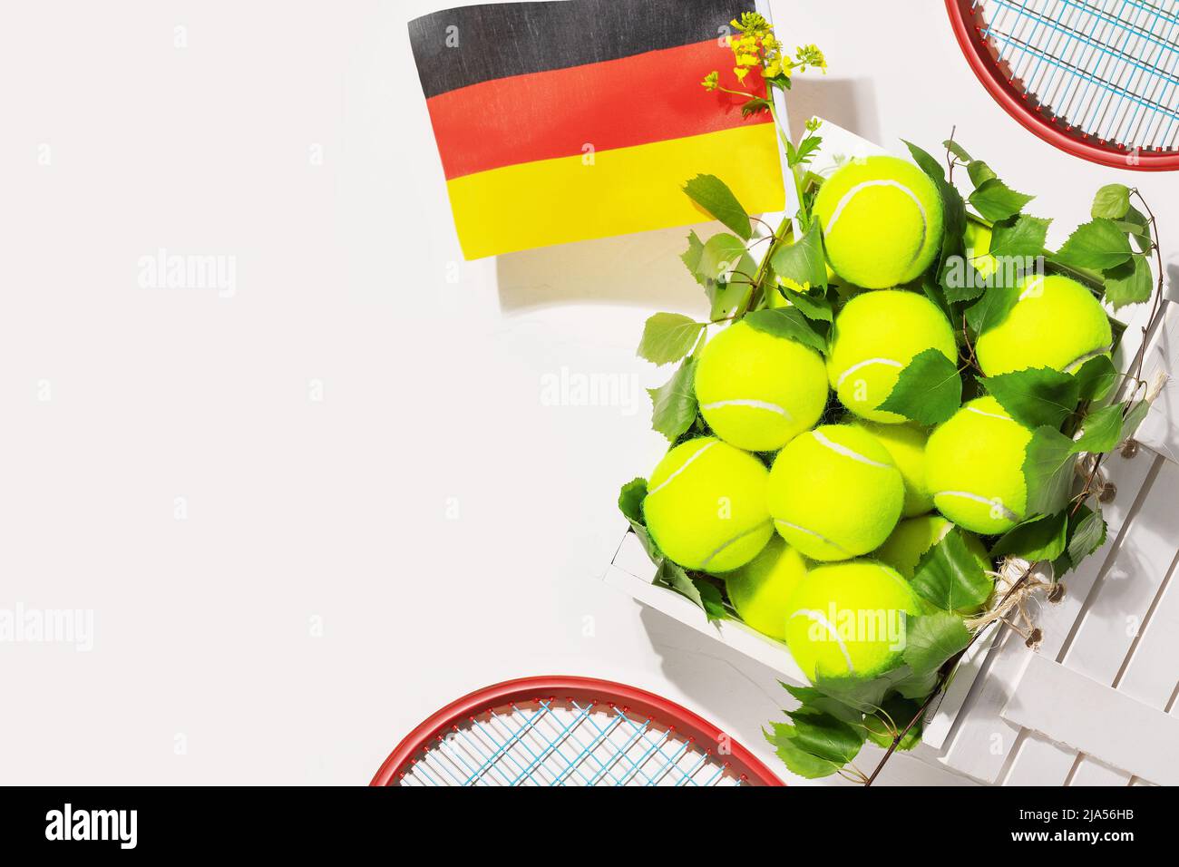 Palline da tennis in una scatola di legno e la bandiera della Germania Foto Stock