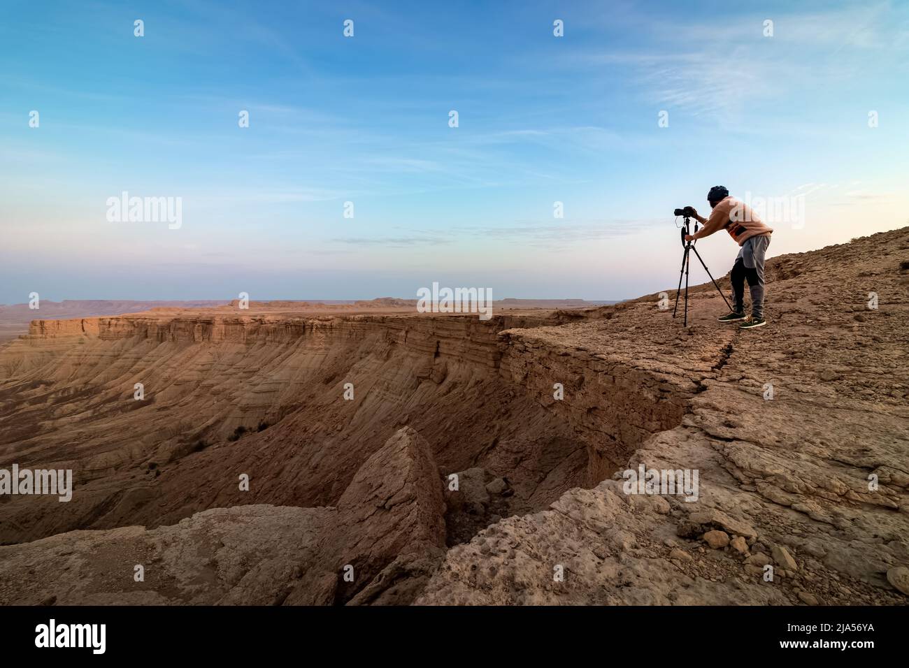 Un fotografo di avventura a Edge of the World, un punto di riferimento naturale e popolare destinazione turistica vicino Riyadh -Arabia Saudita. Foto Stock