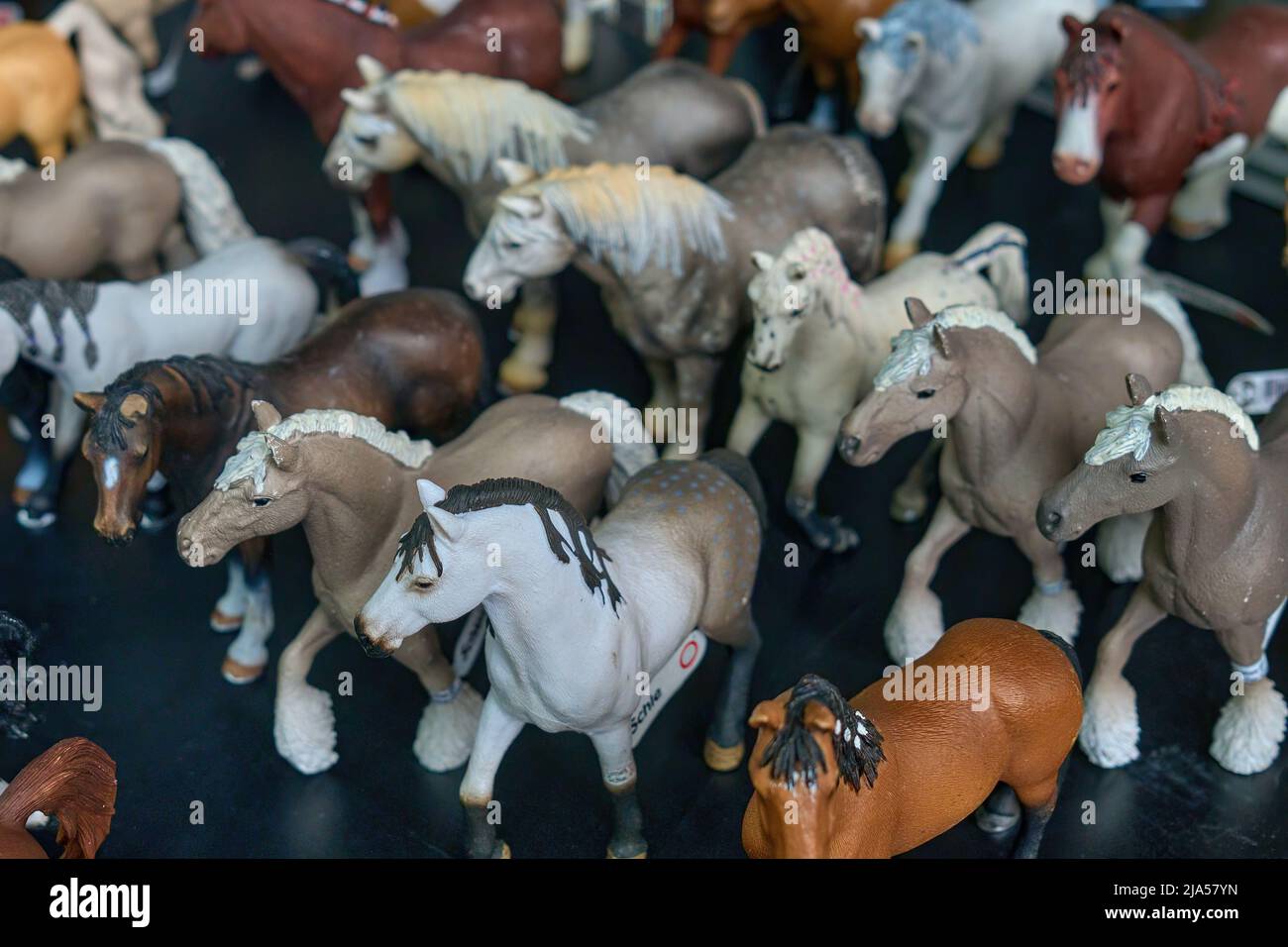 Giocattoli di plastica (cavalli) al mercato delle pulci di Hannover (n. 4) Foto Stock