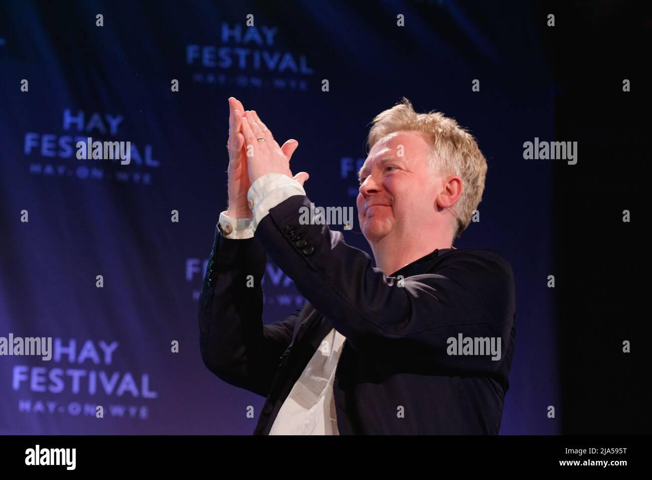 Hay-on-Wye, Galles, Regno Unito. 27th maggio 2022. PJ Harvey parla con Paul Farley e suona la parola al Festival Hay 2022, Galles. Credit: Sam Hardwick/Alamy. Foto Stock