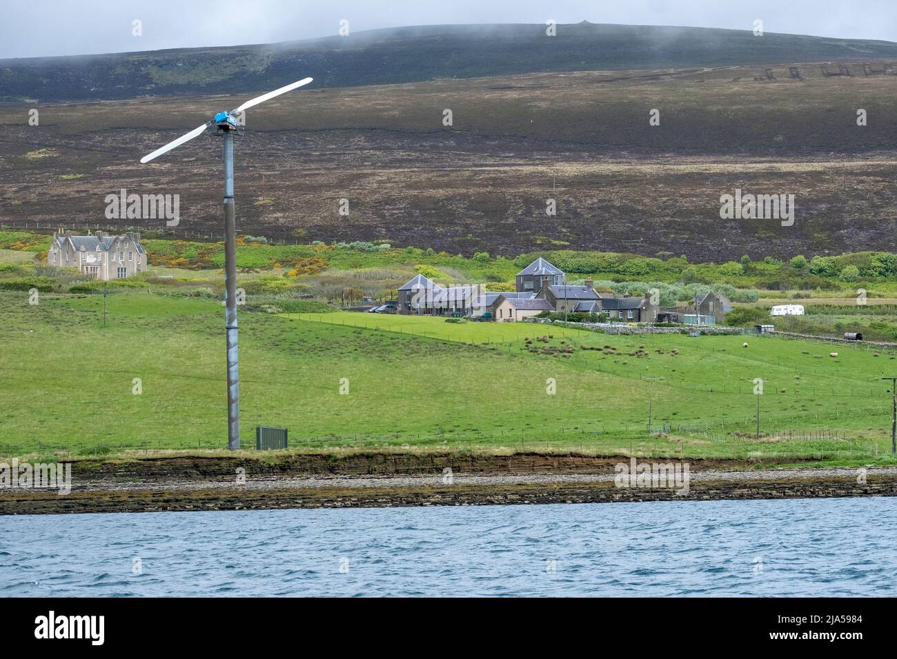 Turbina eolica sull'isola di Rousay, Isole Orkney, Scozia Foto Stock