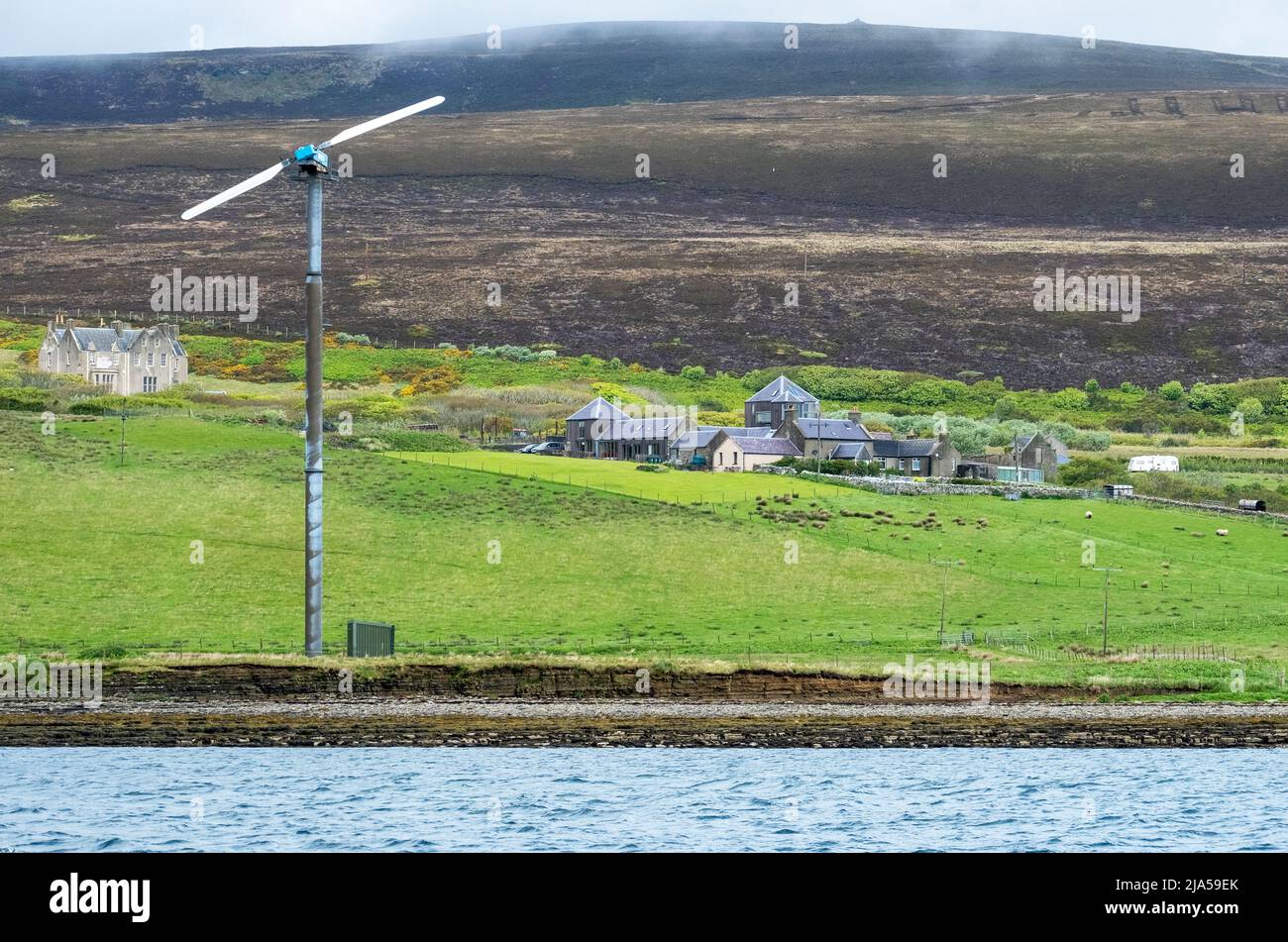 Turbina eolica sull'isola di Rousay, Isole Orkney, Scozia Foto Stock
