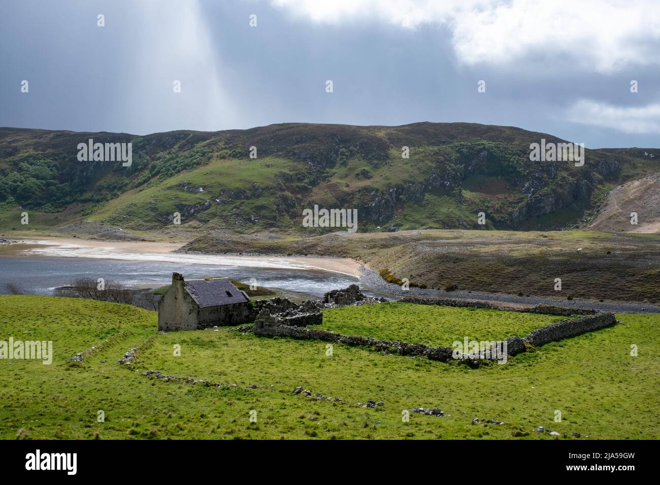 Ruined croft appena fuori la A836 vicino achina Sutherland, parte della costa settentrionale 500, Scozia. Foto Stock
