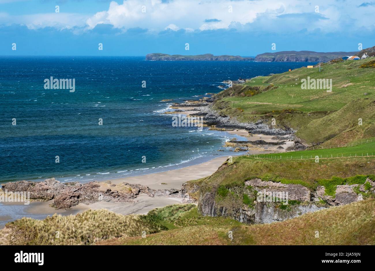 Una vista della costa vicino a Coldbackie, Kyle of Tongue, Sutherland, sulla costa settentrionale 500 Scozia. Foto Stock