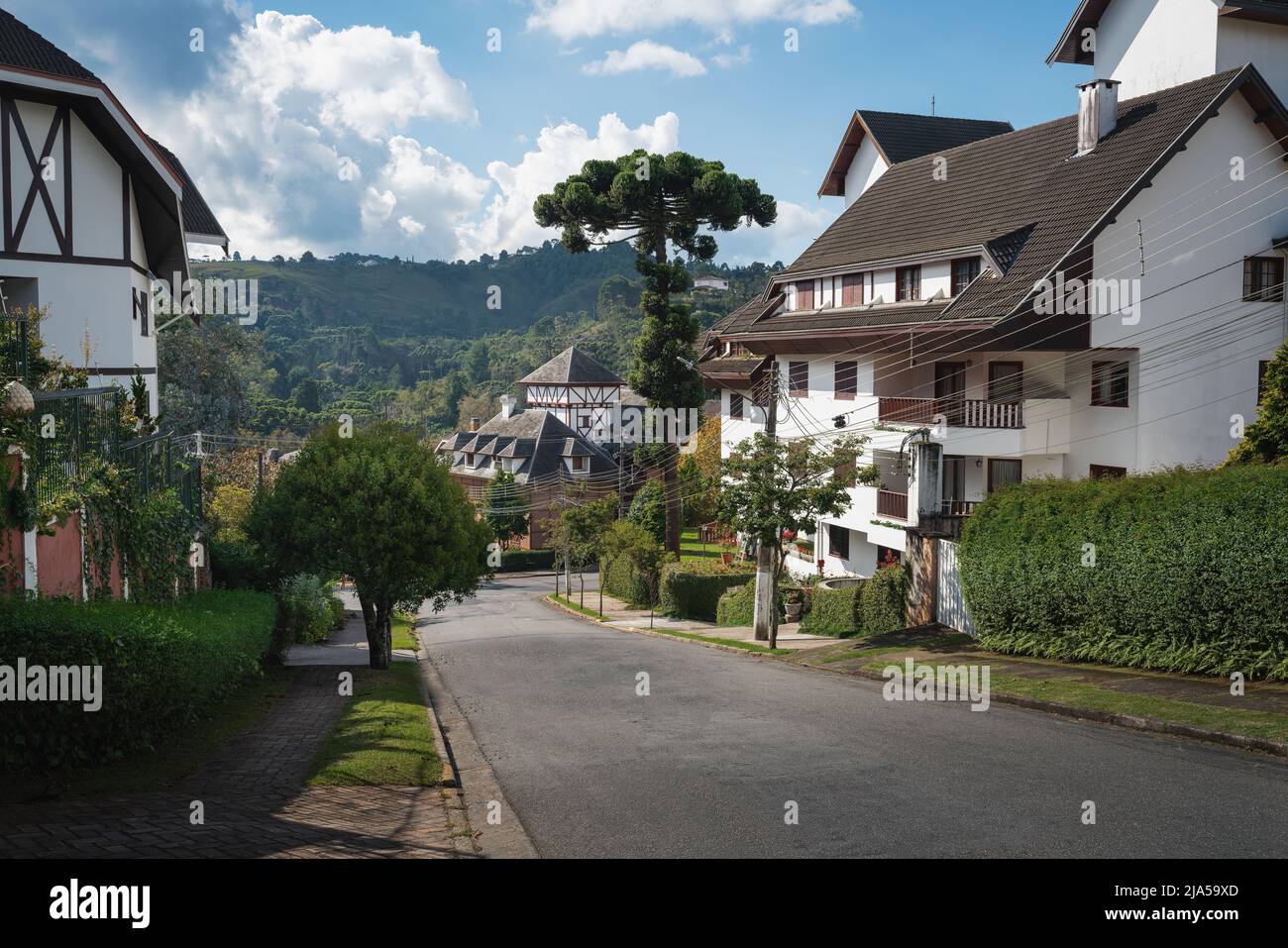 Strada in Campos do Jordao con fachwerk edifici - Campos do Jordao, San Paolo, Brasile Foto Stock