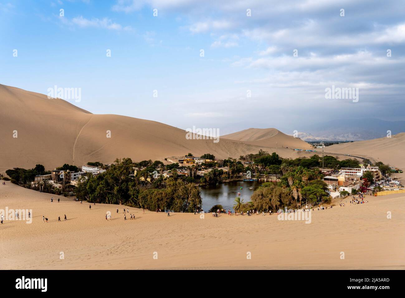 Il villaggio Oasis di Huacachina, Provincia di Ica, Perù. Foto Stock