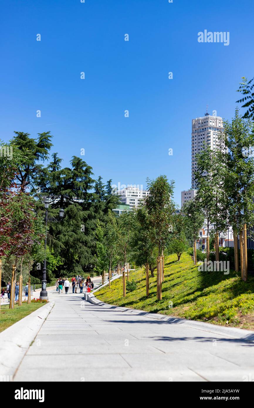 Plaza de España. I dintorni di Plaza de España a Madrid in una giornata limpida con cielo blu, in Spagna. Giardini verdi con splendide piante fiorite Foto Stock