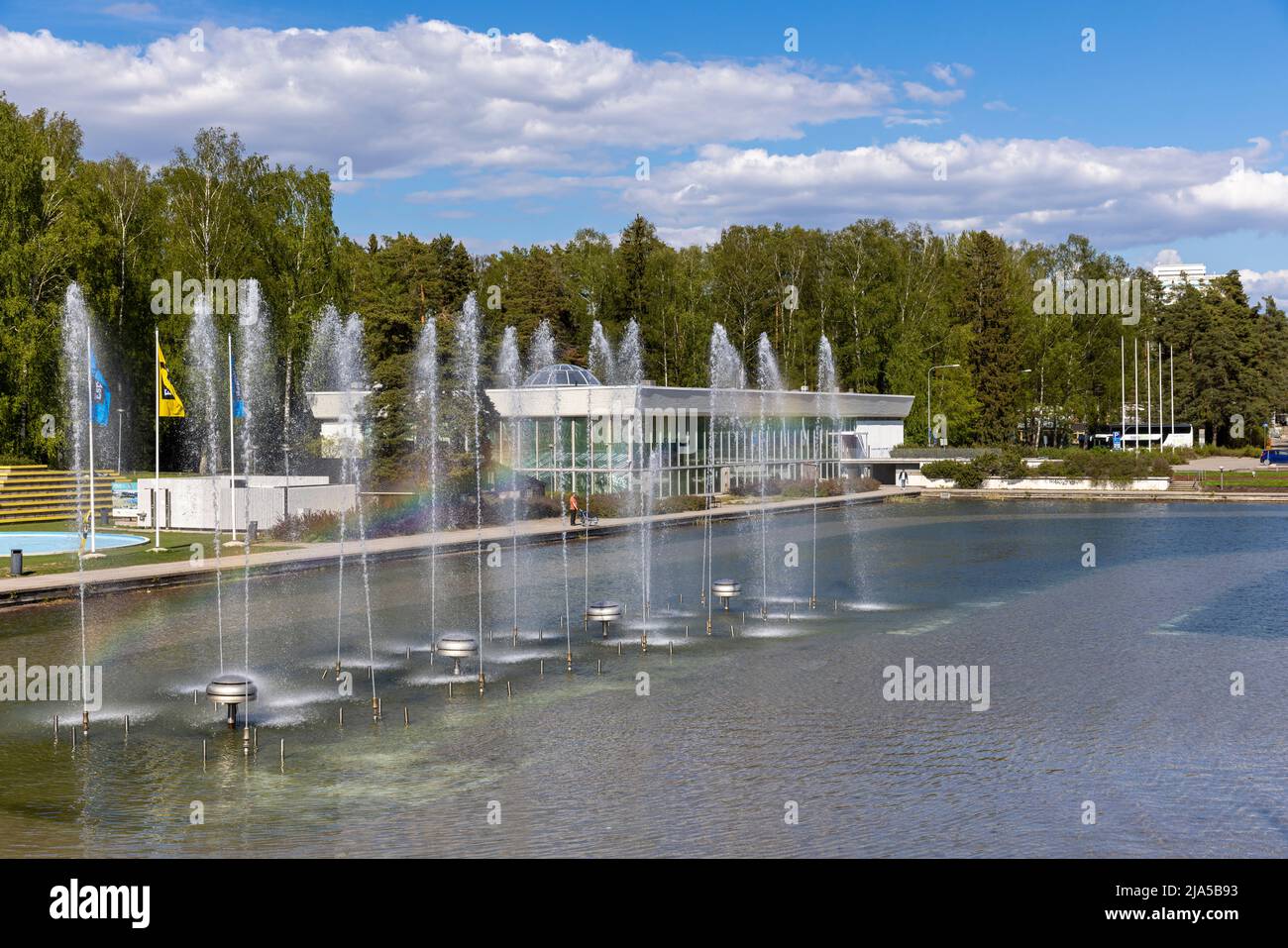 Persone che godono di acqua su una baia artificiale di acqua in Espoo Foto Stock