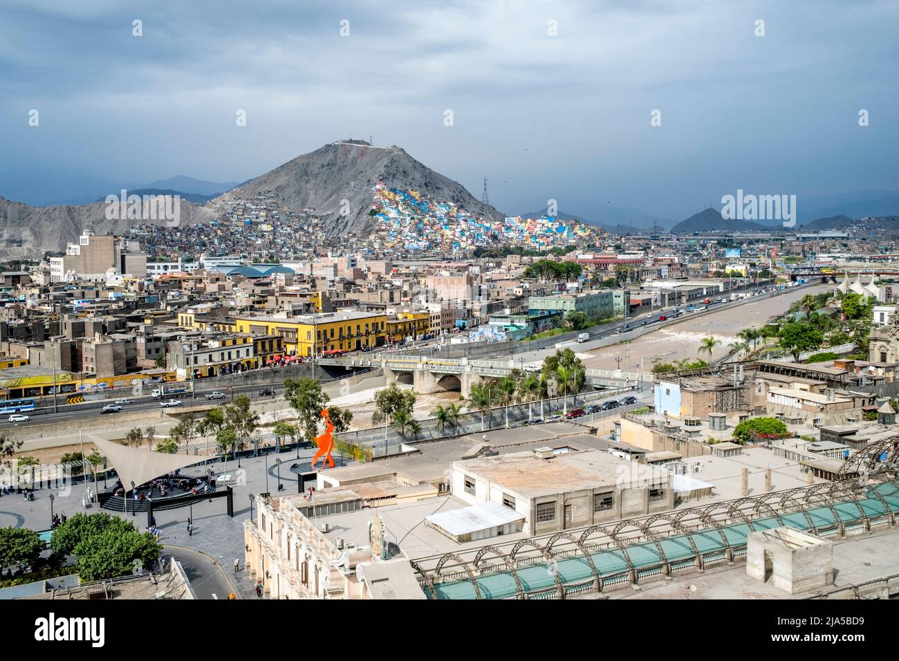 Una vista di Un quartiere colorato a Lima, Perù. Foto Stock