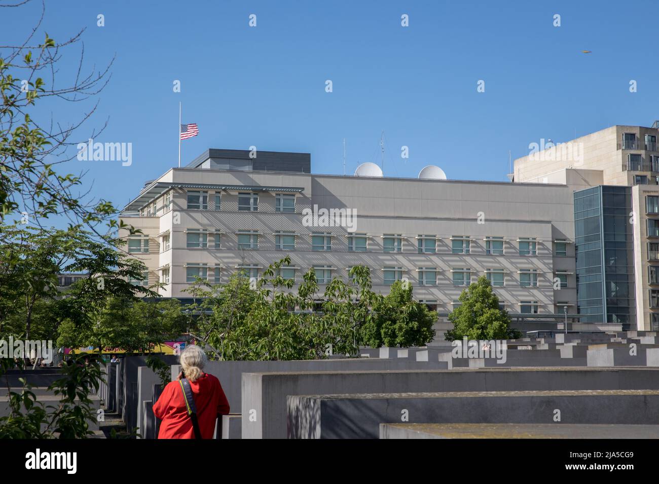 Berlino, Germania. 27th maggio 2022. La bandiera americana vola a metà dello staff dell'ambasciata statunitense di Berlino a causa delle riprese di massa alla Robb Elementary School di Uvalde, Texas. (Foto di Michael Kuenne/PRESSCOV/Sipa USA) Credit: Sipa USA/Alamy Live News Foto Stock