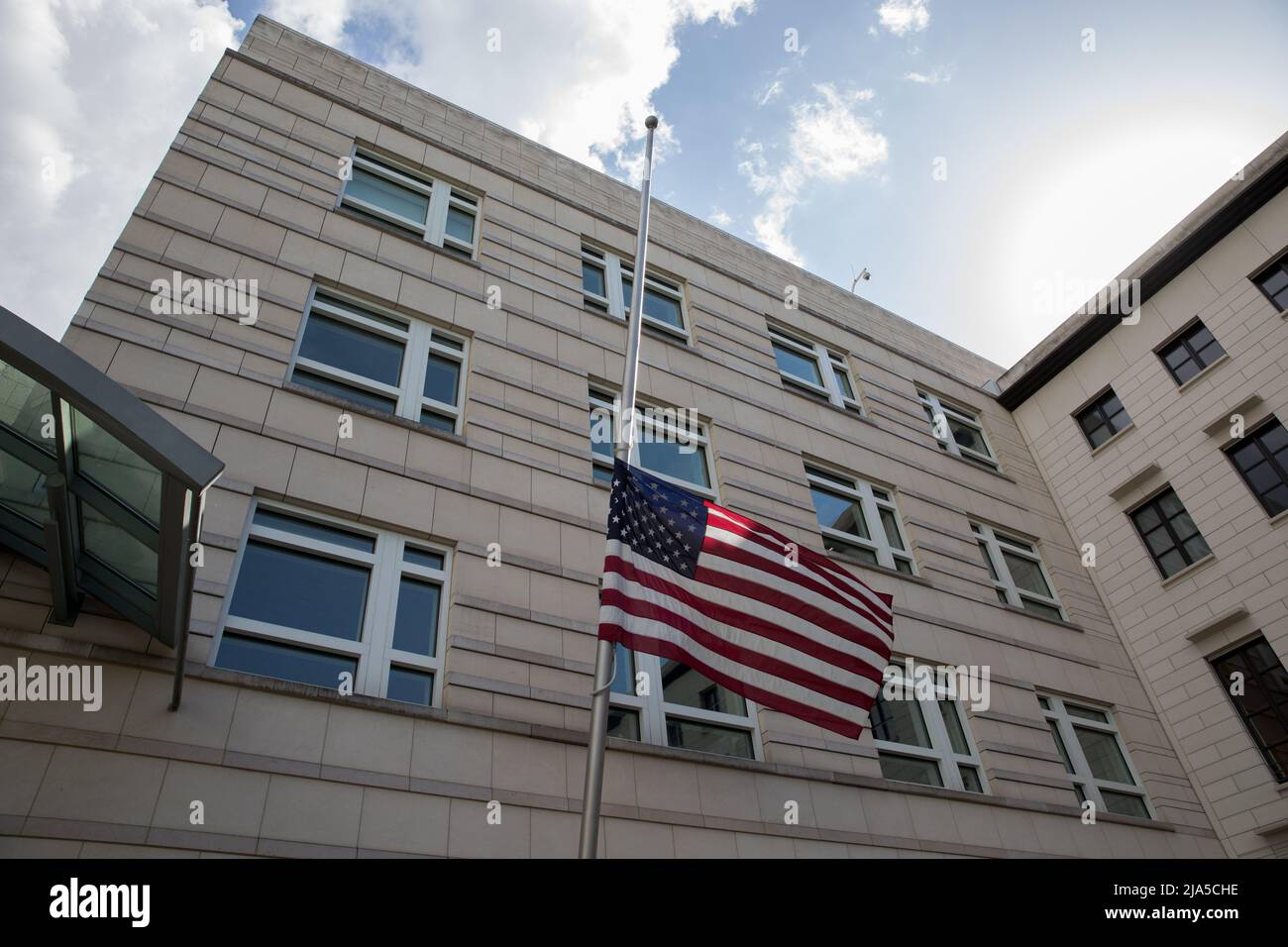 Berlino, Germania. 27th maggio 2022. La bandiera americana vola a metà dello staff dell'ambasciata statunitense di Berlino a causa delle riprese di massa alla Robb Elementary School di Uvalde, Texas. (Foto di Michael Kuenne/PRESSCOV/Sipa USA) Credit: Sipa USA/Alamy Live News Foto Stock