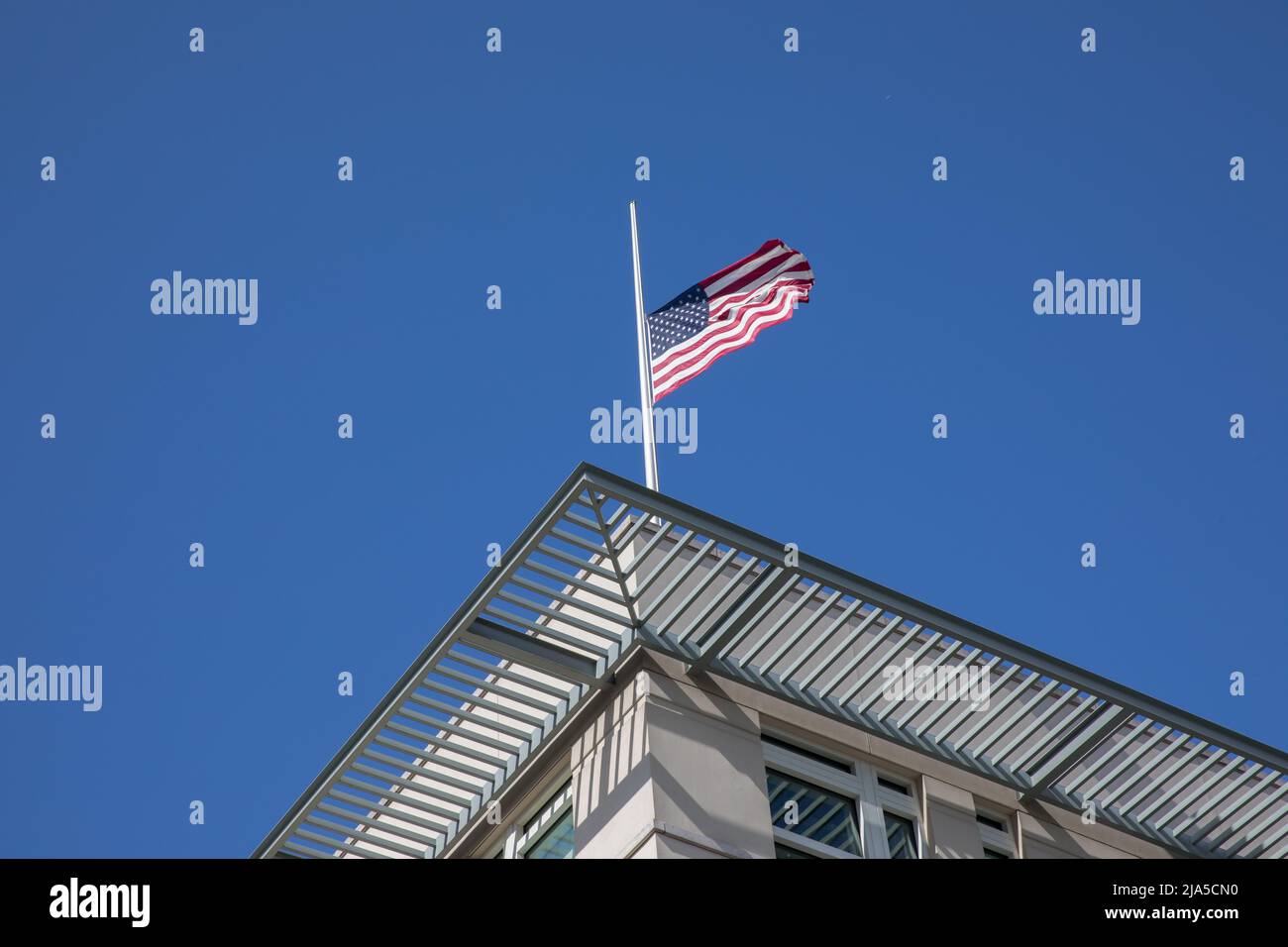 Berlino, Germania. 27th maggio 2022. La bandiera americana vola a metà dello staff dell'ambasciata statunitense di Berlino a causa delle riprese di massa alla Robb Elementary School di Uvalde, Texas. (Foto di Michael Kuenne/PRESSCOV/Sipa USA) Credit: Sipa USA/Alamy Live News Foto Stock