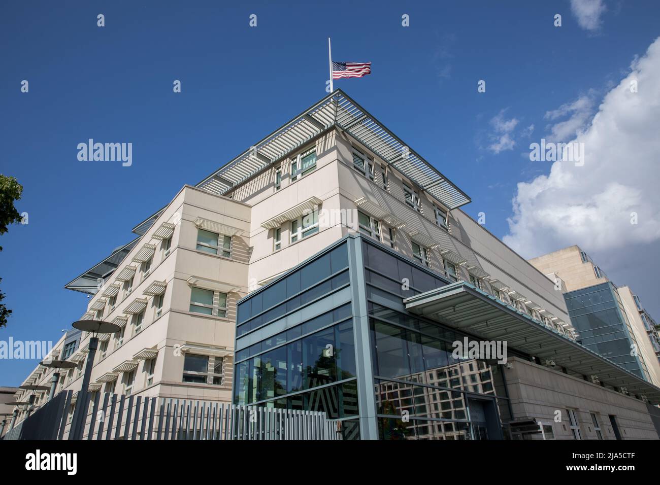 Berlino, Germania. 27th maggio 2022. La bandiera americana vola a metà dello staff dell'ambasciata statunitense di Berlino a causa delle riprese di massa alla Robb Elementary School di Uvalde, Texas. (Foto di Michael Kuenne/PRESSCOV/Sipa USA) Credit: Sipa USA/Alamy Live News Foto Stock