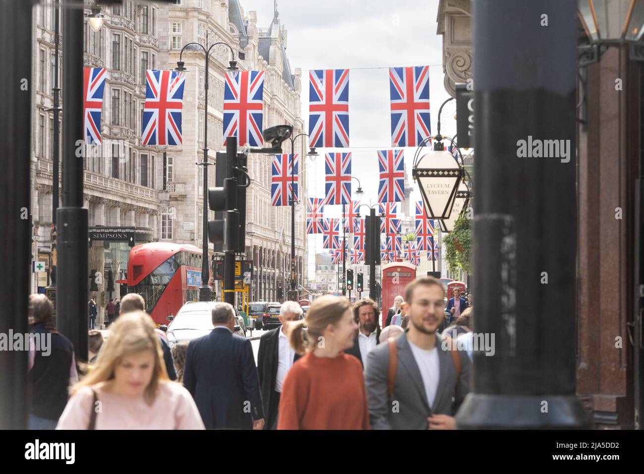 Bandiere del jack del sindacato del giubileo del platino sul Strand, Northbank, Londra Foto Stock
