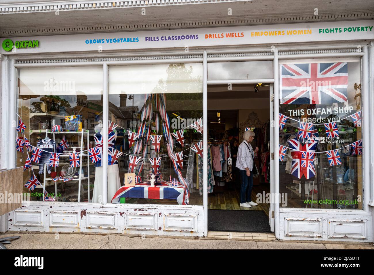 Queen Elizabeth II Platinum Jubilee Bunting and decorations in Oxfam Charity Shop Window, Surrey, England, UK, 2022 Foto Stock