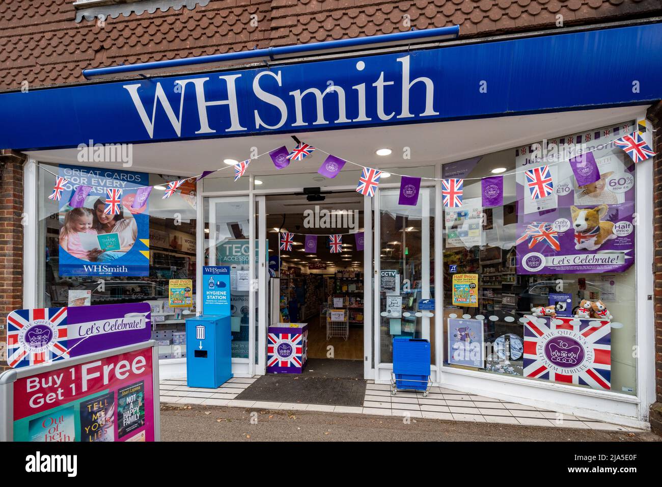 Queen Elizabeth II Platinum Jubilee abbellendo e vetrine negozio decorazioni in WH Smith negozio, Surrey, Inghilterra, Regno Unito, 2022 Foto Stock