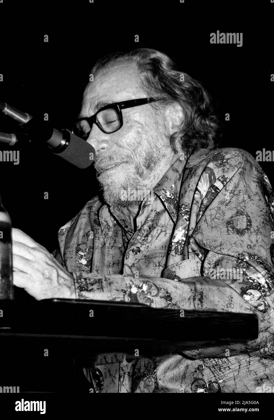 Scrittore e poeta Charles Bukowski leggendo il suo lavoro a Los Angeles, CA, 1976 Foto Stock