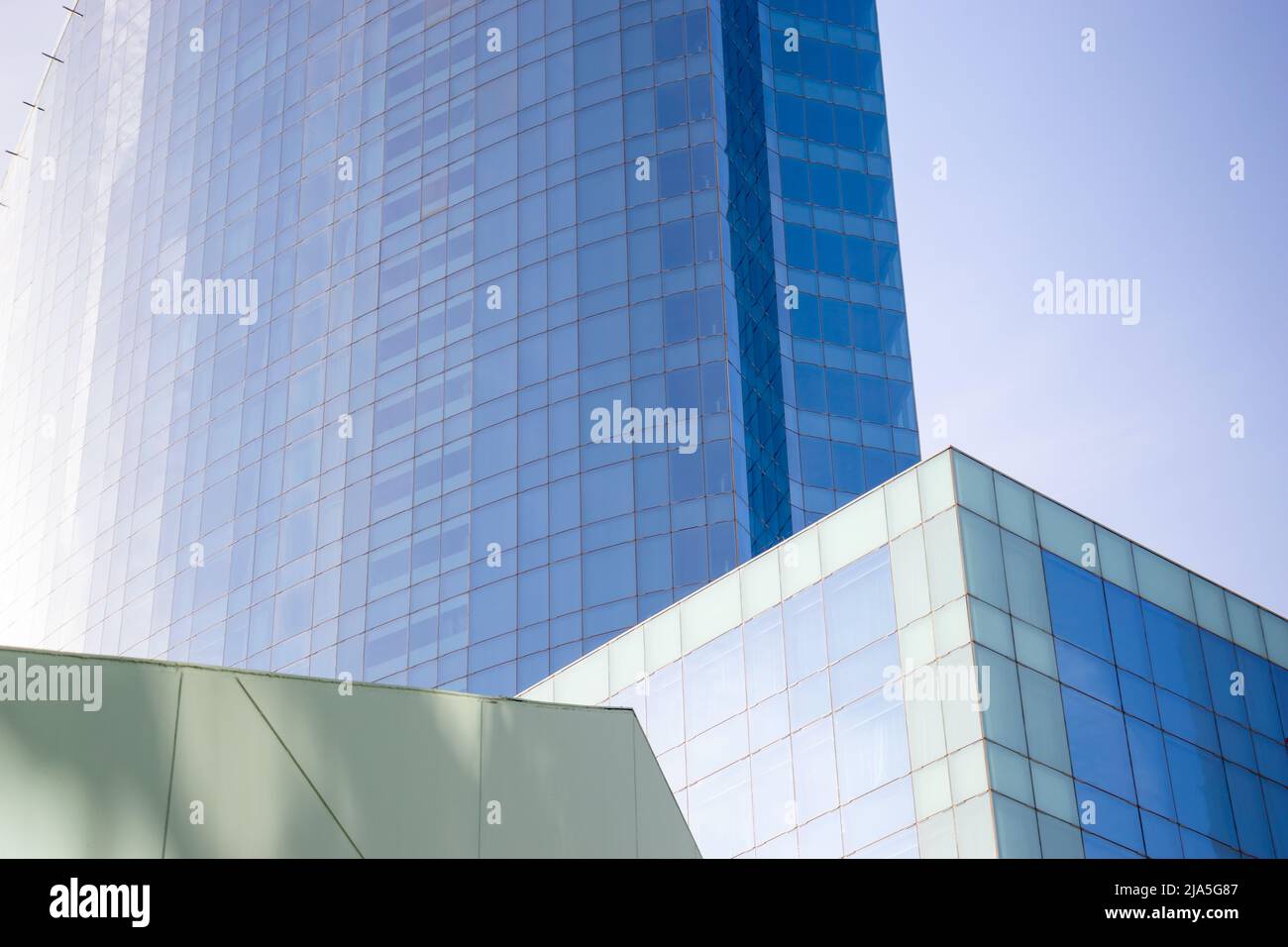 blu astratto vista architettonica di grattacieli di vetro con motivo geometrico Foto Stock