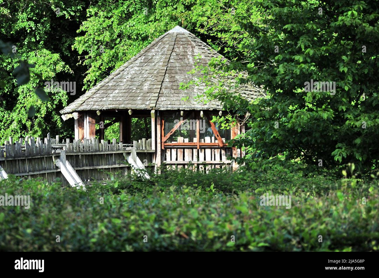 Gazebo in legno vicino al castello di Alnwick Foto Stock Gazebo in legno vicino al castello di Alnwick Foto Stock