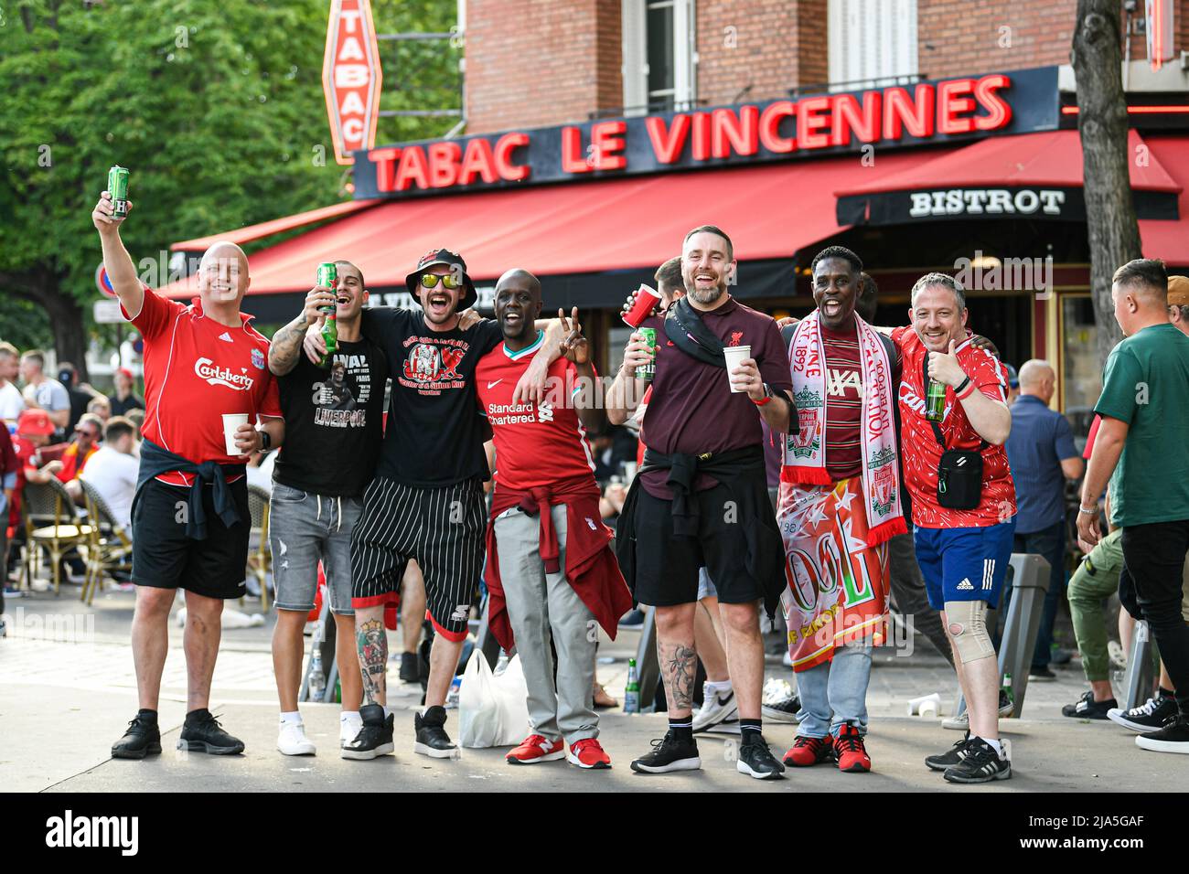 Parigi, Francia. 27th maggio 2022. Tifosi (sostenitori) di Liverpool vicino alla zona fan Porte de Vincennes a Parigi in vista della finale della UEFA Champions League di sabato tra Liverpool FC e Real Madrid (maggio 28) allo Stade de France, a Parigi Francia, il 27 maggio 2022. Credit: Victor Joly/Alamy Live News Foto Stock