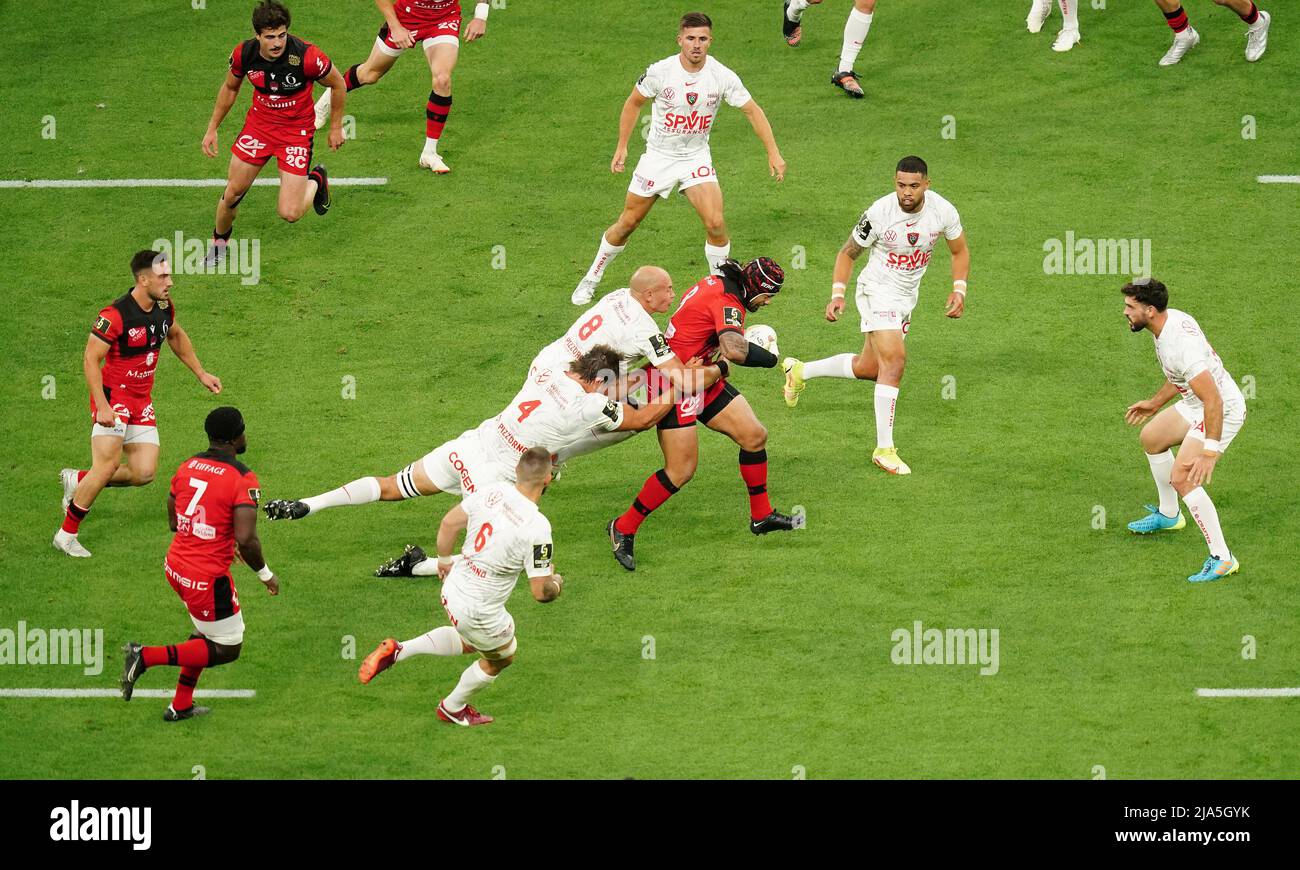 La Jordan Taufua di Lione è affrontata da Sergio Parisse ed Eben Etzebeth di Tolone durante la partita finale DELLA EPCR Challenge Cup al velodromo Orange di Marsiglia. Data foto: Venerdì 27 maggio 2022. Foto Stock