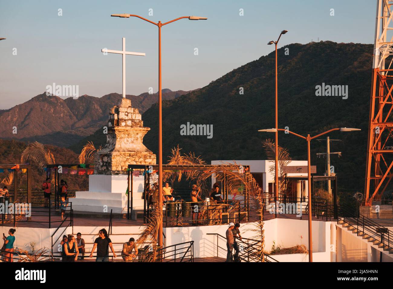 I turisti si riuniscono in cima al punto panoramico Mirador el Cerro de la Cruz a Puerto Vallarta, Messico Foto Stock