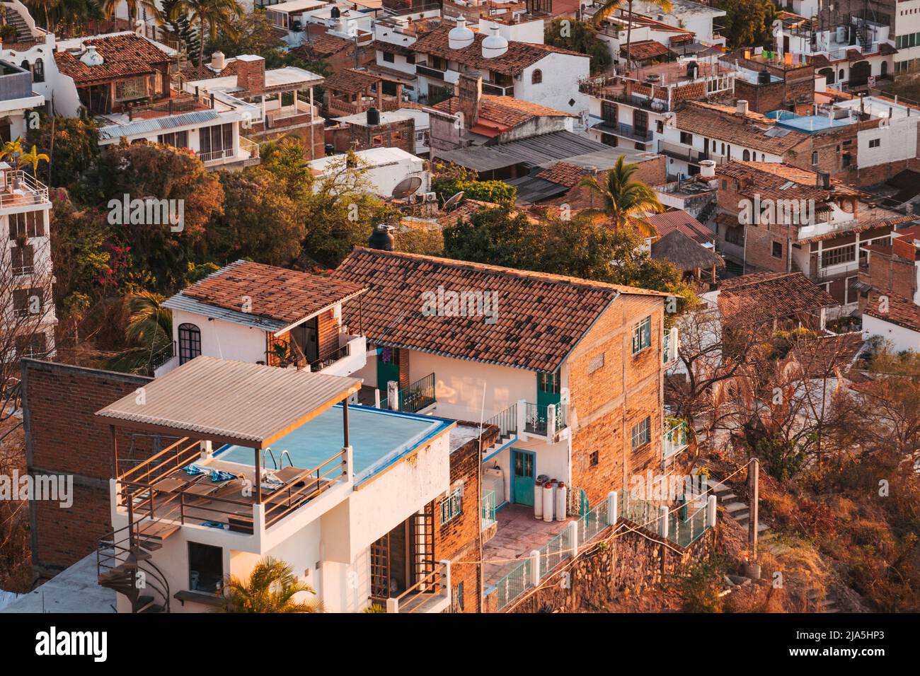 Una piscina costruita sulla cima di una casa di mattoni su una collina a Puerto Vallarta, Messico Foto Stock