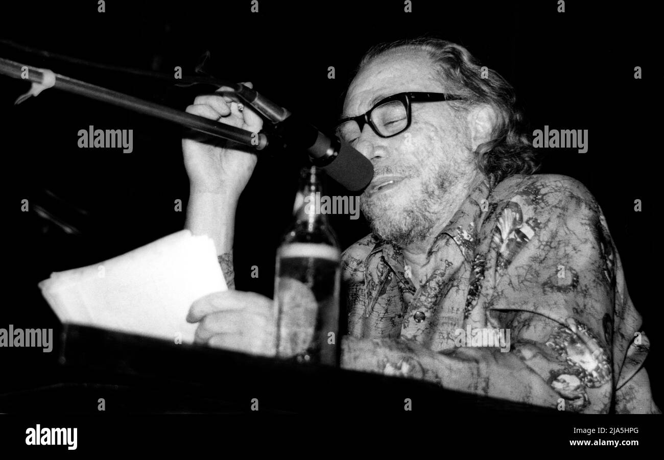 Scrittore e poeta Charles Bukowski leggendo il suo lavoro a Los Angeles, CA, 1976 Foto Stock