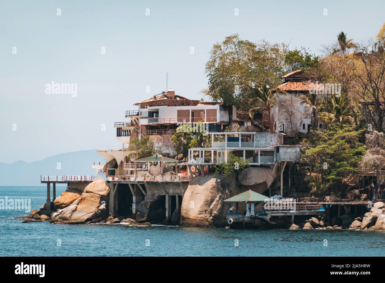 Una casa residenziale eclettica di design sulla costa a Boca de Tomatlan, un piccolo villaggio costiero vicino Puerto Vallarta a Jalisco, Messico Foto Stock