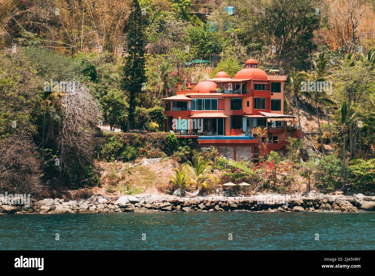 Una casa residenziale eclettica di design sulla costa a Boca de Tomatlan, un piccolo villaggio costiero vicino Puerto Vallarta a Jalisco, Messico Foto Stock