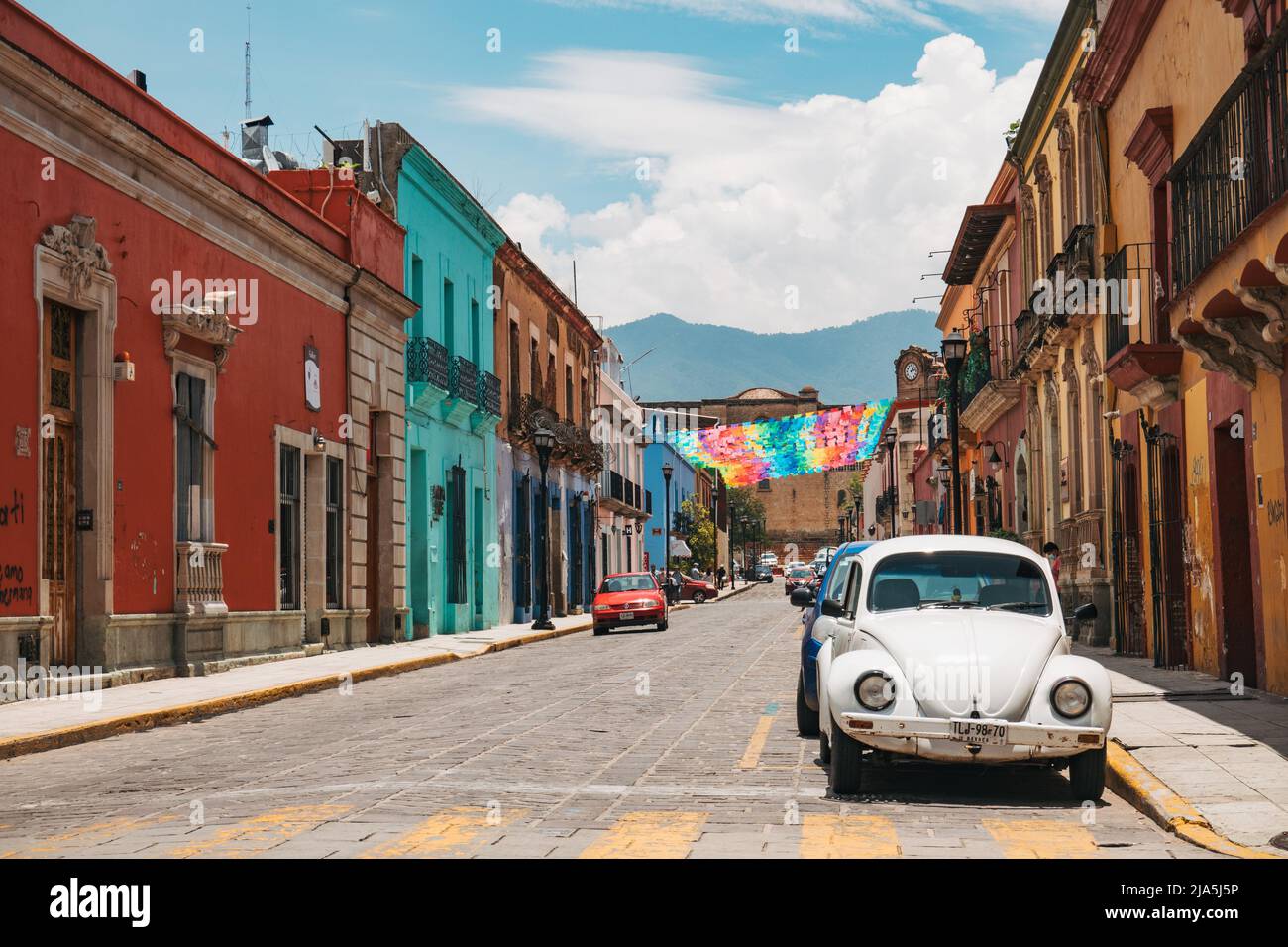 Le vivaci strade colorate di Oaxaca City, una città coloniale spagnola che ora serve come capitale dello stato di Oaxaca, Messico Foto Stock