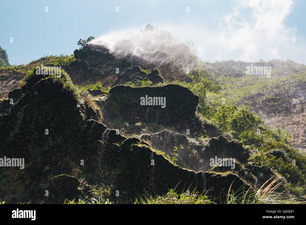 Una cascata nebulosa si spruzza da una scogliera nel canyon di Sumidero, un profondo canyon naturale popolare tra i turisti nello stato di Chiapas, Messico Foto Stock