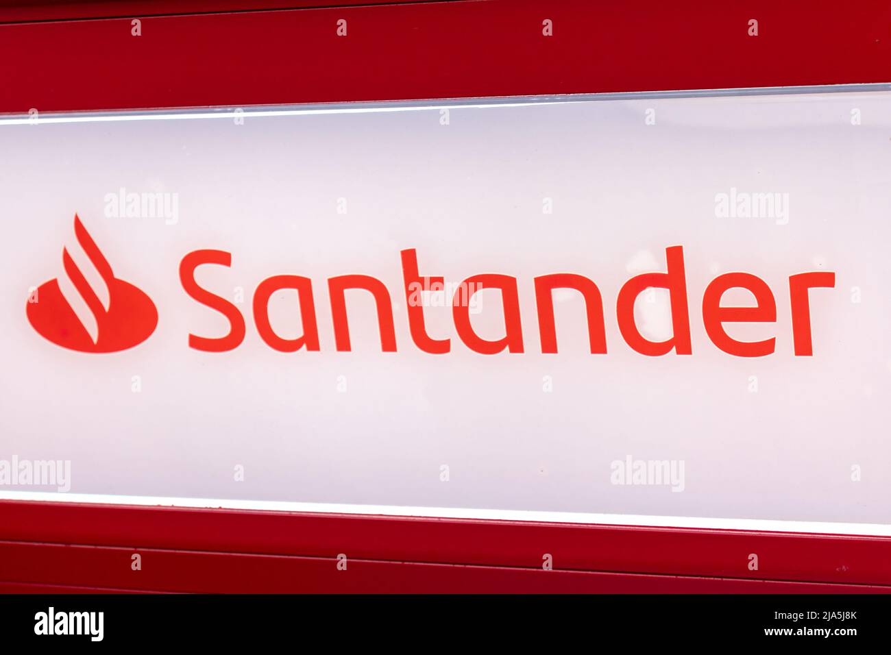 BARCELLONA, SPAGNA - 20 MAGGIO 2022. Logo Santander sul bancomat Santander Foto Stock