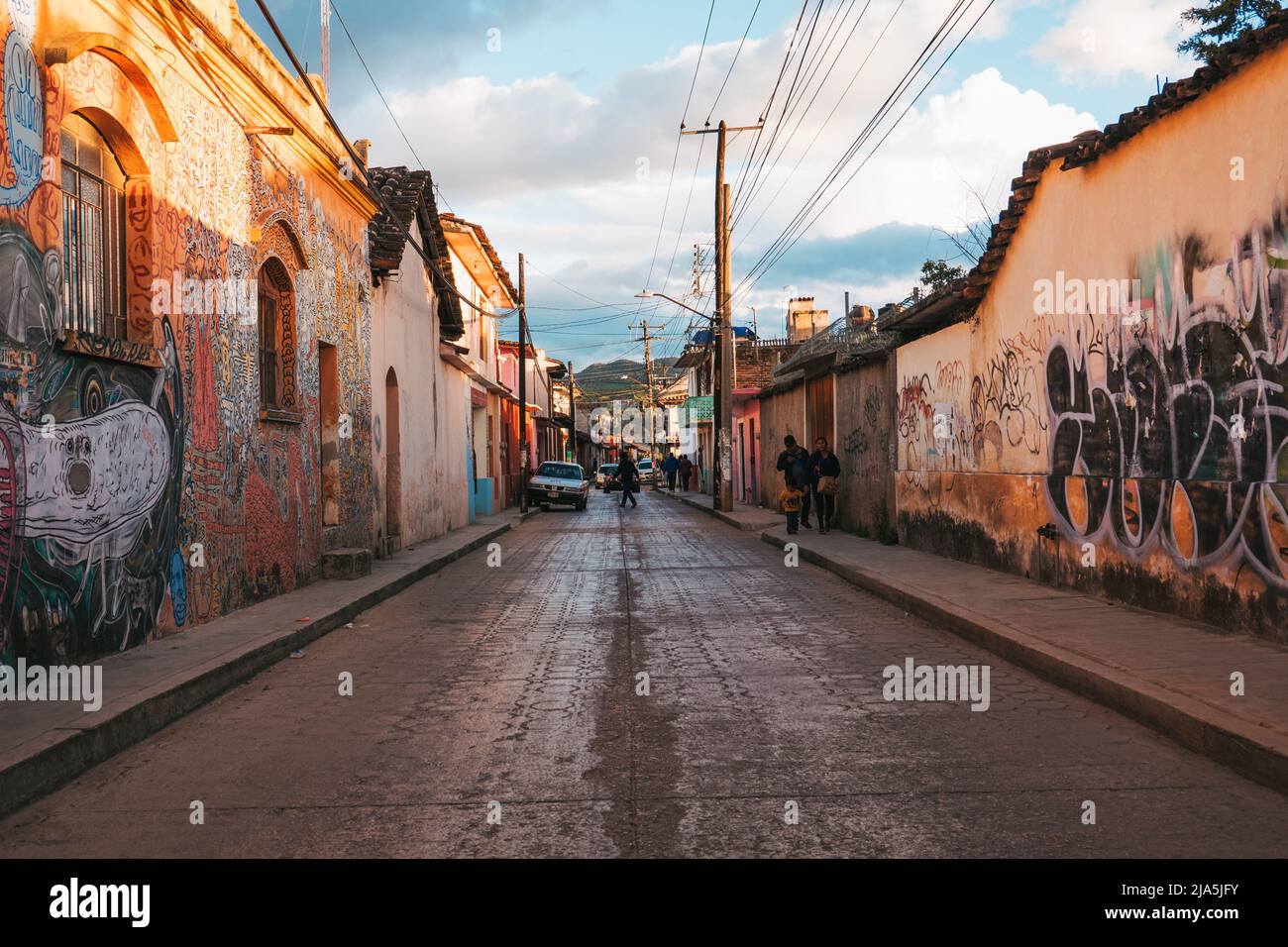 City Streets in una serata tranquilla a San Cristobal de las Casas, una città coloniale a Chiapas, Messico Foto Stock