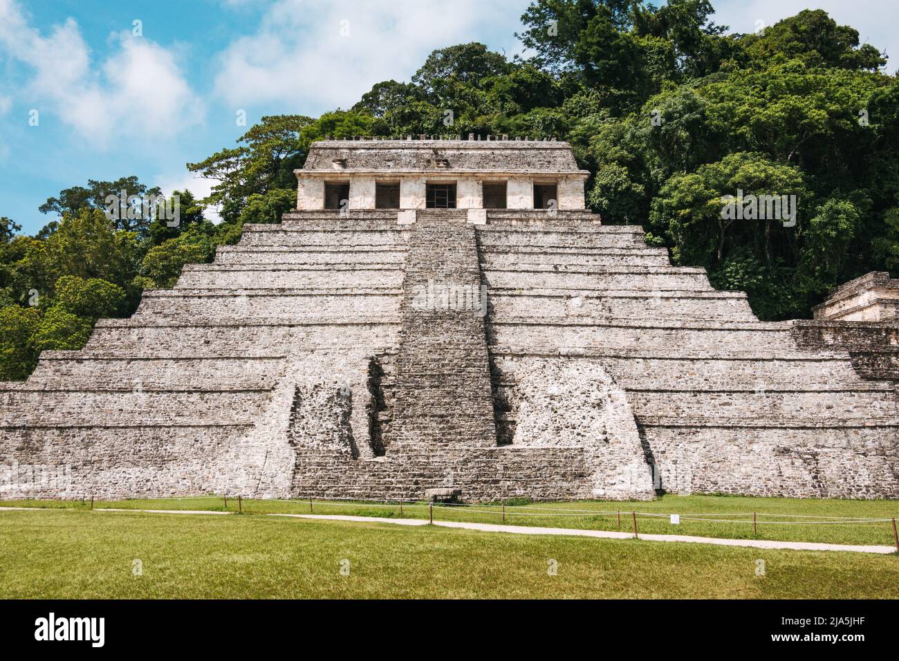 Il Tempio delle iscrizioni, la più grande struttura piramidale a gradini presso il sito archeologico Maya di Palenque nello stato di Chiapas, Messico Foto Stock